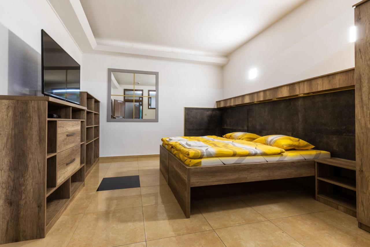 Hotel Napfeny Panzio Es Rendezvenyhaz Kecskemét Exterior foto