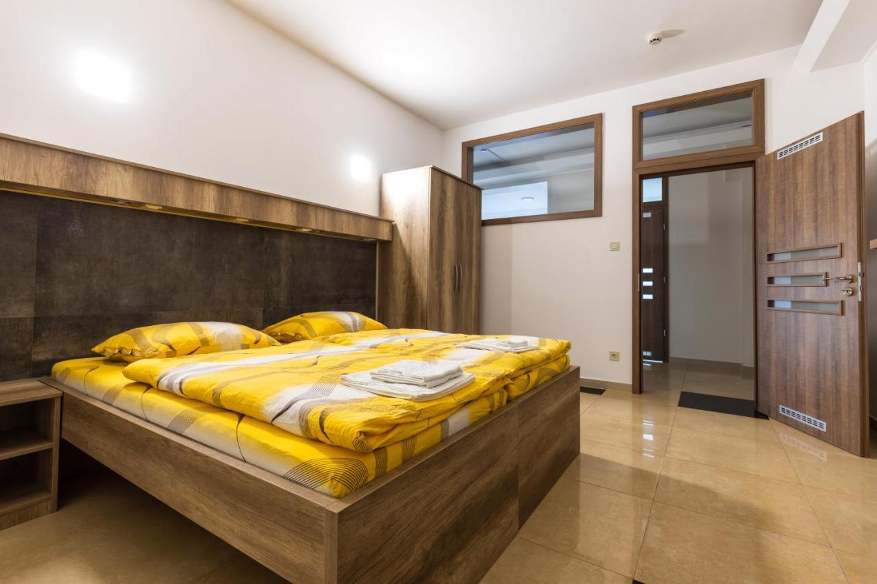 Hotel Napfeny Panzio Es Rendezvenyhaz Kecskemét Exterior foto