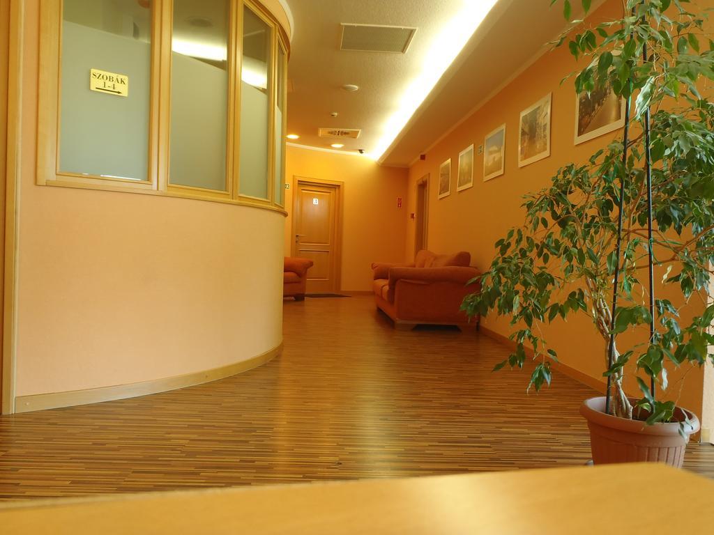 Hotel Napfeny Panzio Es Rendezvenyhaz Kecskemét Exterior foto