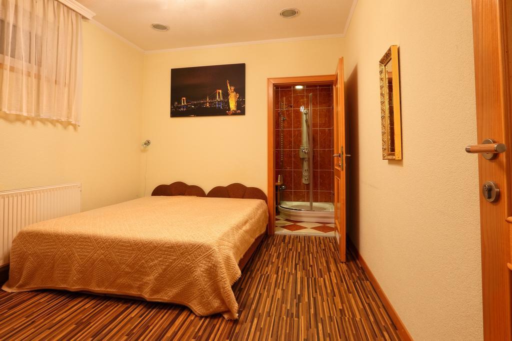 Hotel Napfeny Panzio Es Rendezvenyhaz Kecskemét Zimmer foto