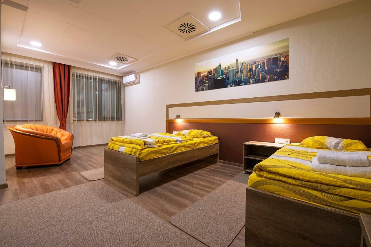 Hotel Napfeny Panzio Es Rendezvenyhaz Kecskemét Exterior foto