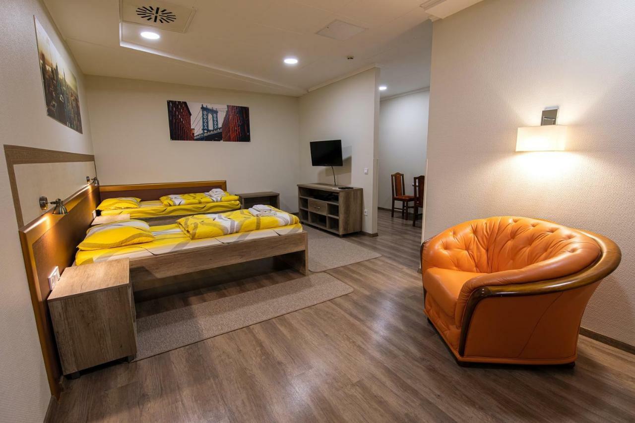 Hotel Napfeny Panzio Es Rendezvenyhaz Kecskemét Exterior foto