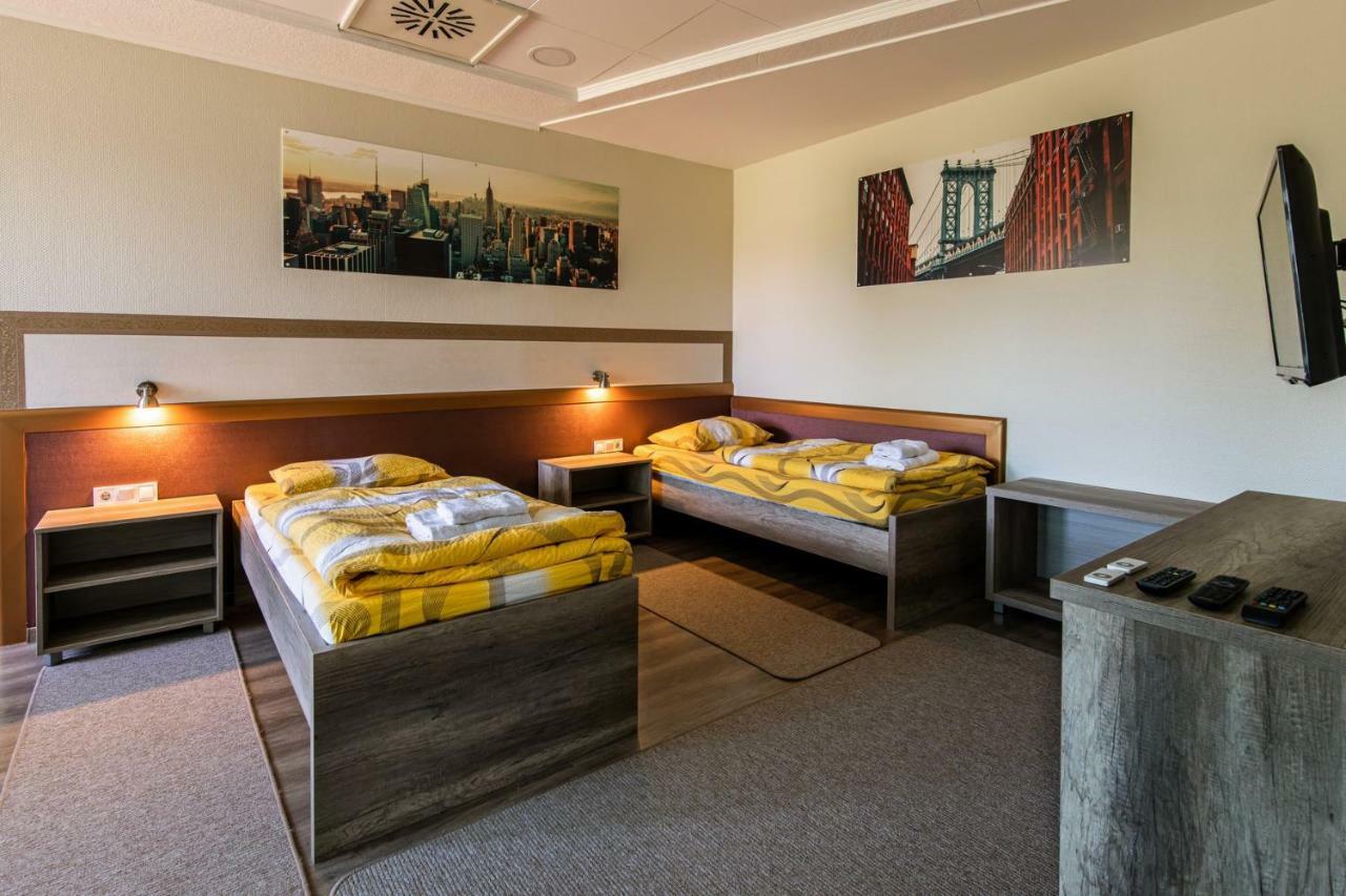 Hotel Napfeny Panzio Es Rendezvenyhaz Kecskemét Exterior foto
