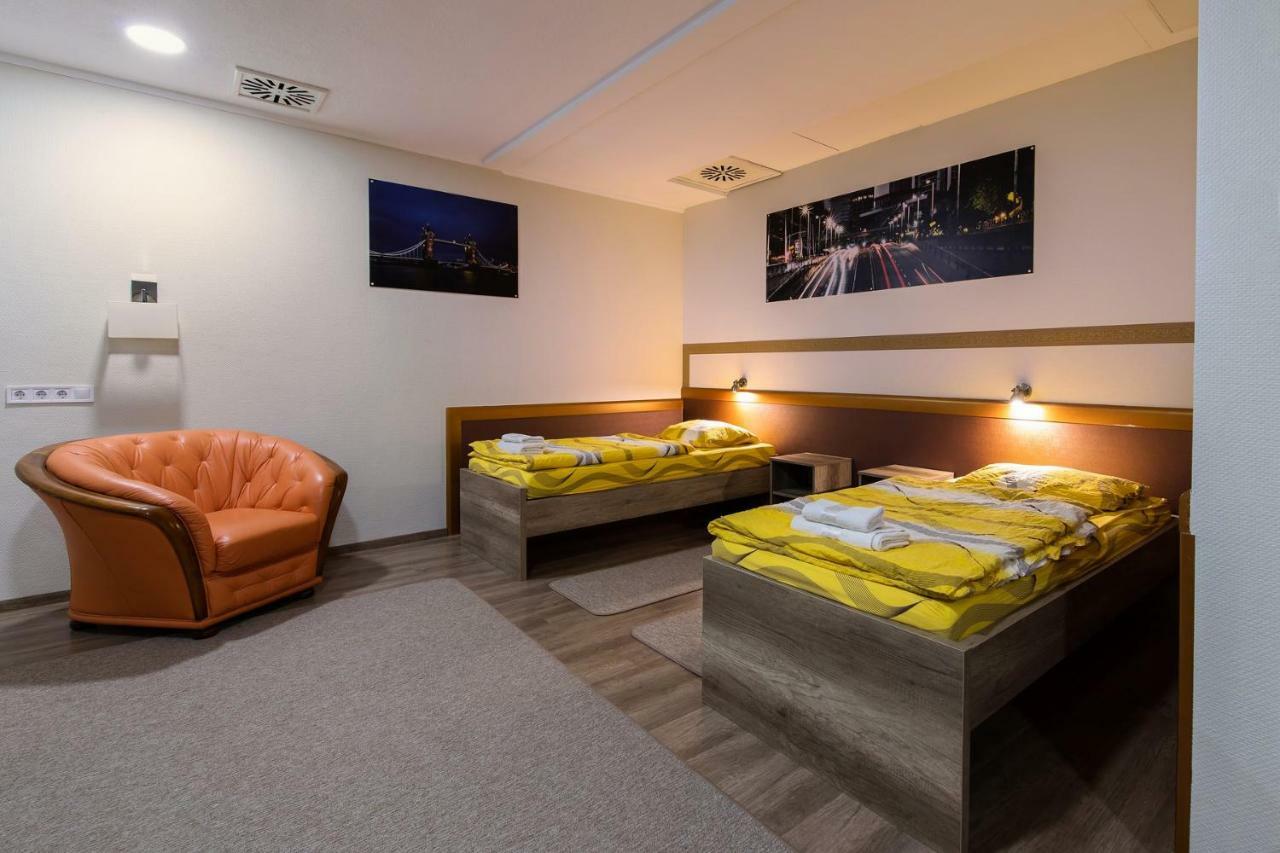 Hotel Napfeny Panzio Es Rendezvenyhaz Kecskemét Exterior foto