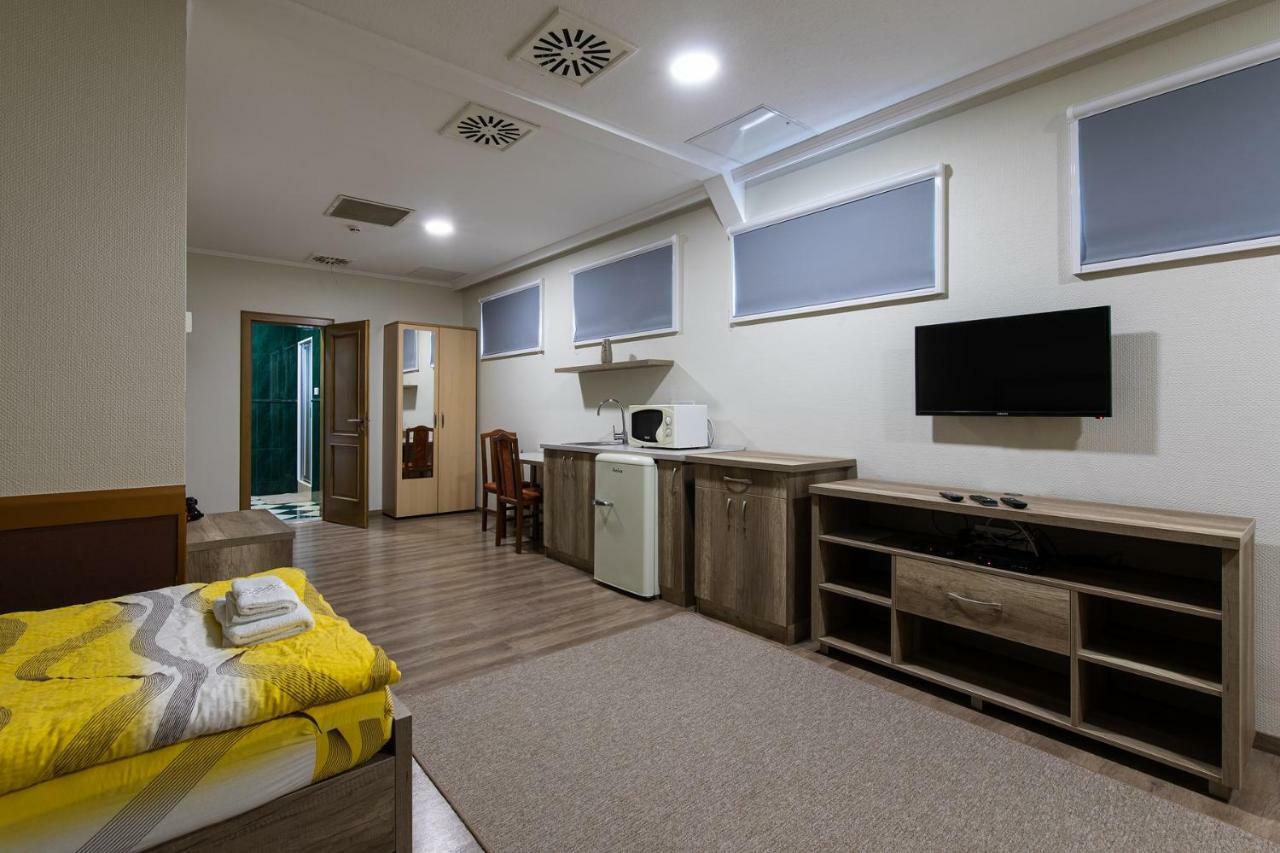 Hotel Napfeny Panzio Es Rendezvenyhaz Kecskemét Exterior foto