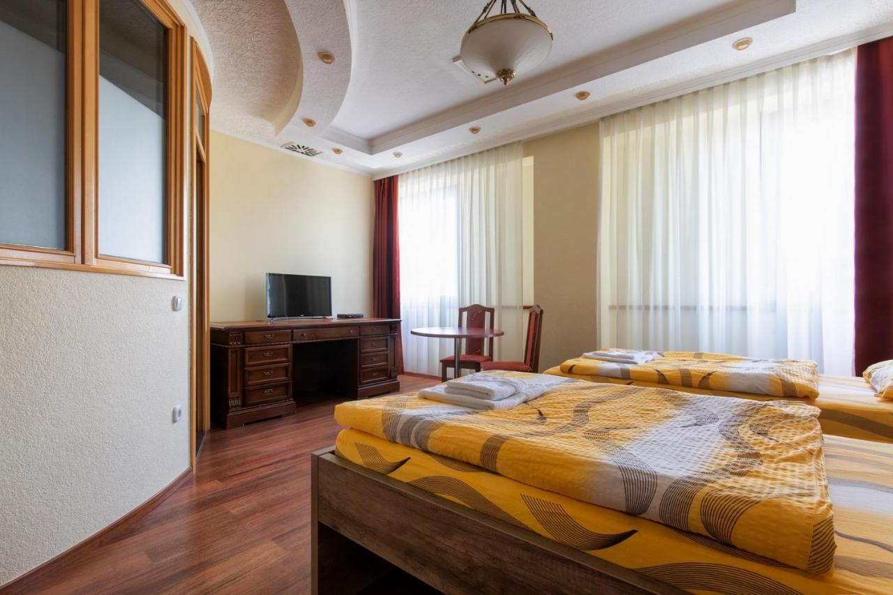 Hotel Napfeny Panzio Es Rendezvenyhaz Kecskemét Exterior foto