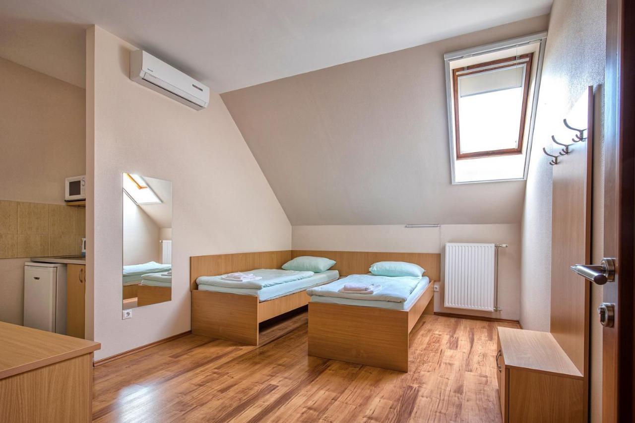 Hotel Napfeny Panzio Es Rendezvenyhaz Kecskemét Exterior foto