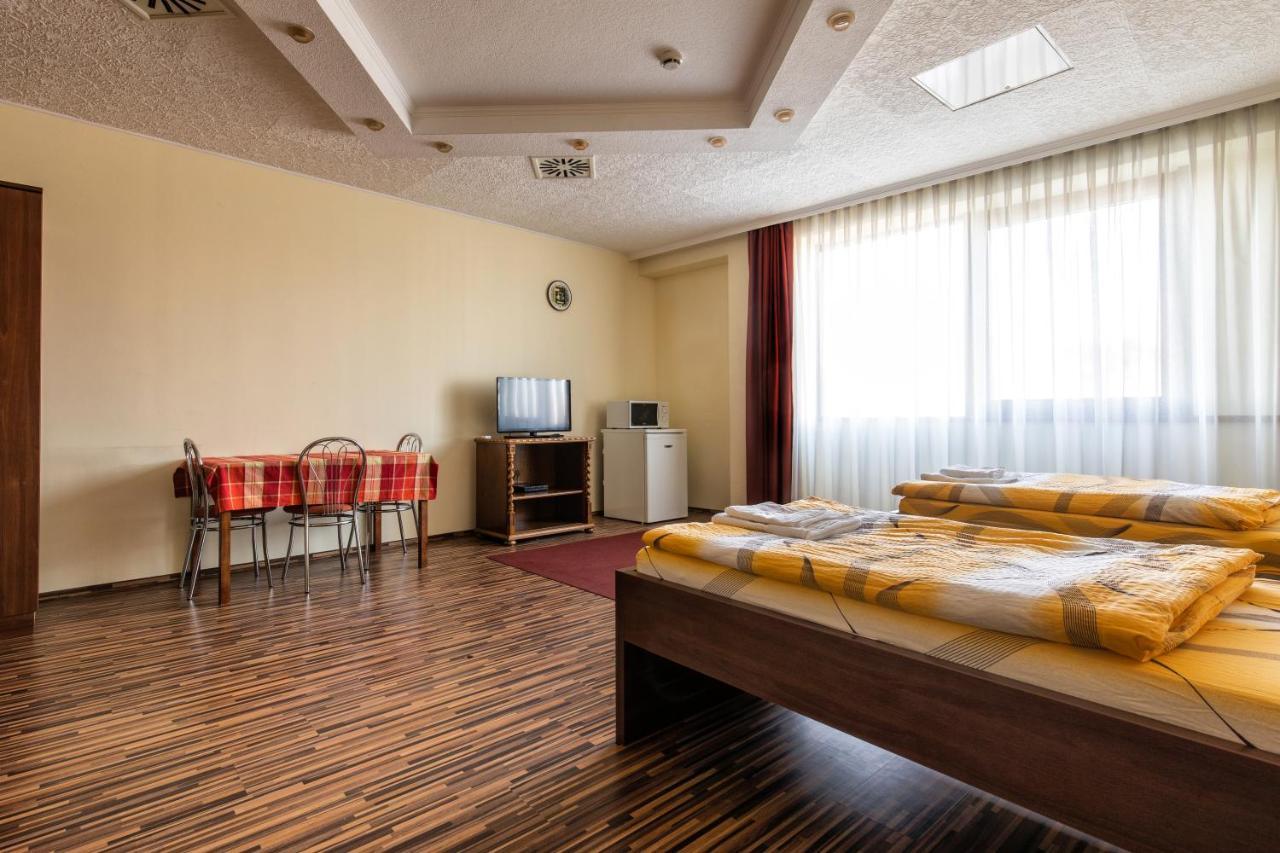 Hotel Napfeny Panzio Es Rendezvenyhaz Kecskemét Exterior foto