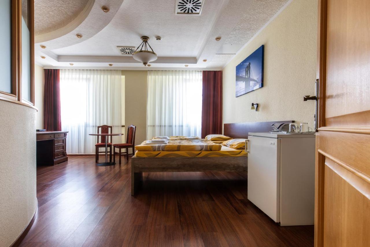 Hotel Napfeny Panzio Es Rendezvenyhaz Kecskemét Exterior foto