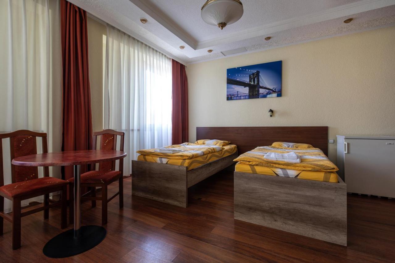Hotel Napfeny Panzio Es Rendezvenyhaz Kecskemét Exterior foto