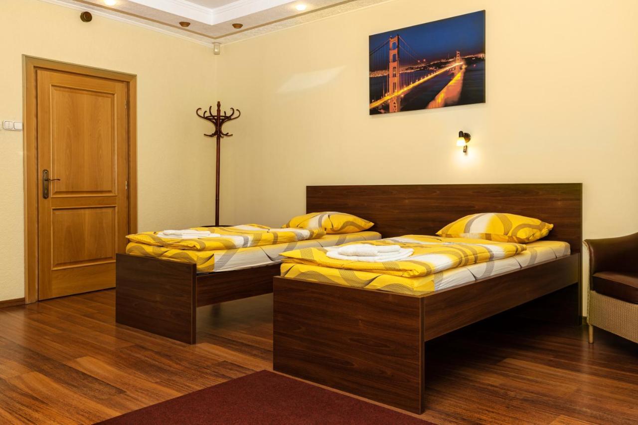 Hotel Napfeny Panzio Es Rendezvenyhaz Kecskemét Exterior foto