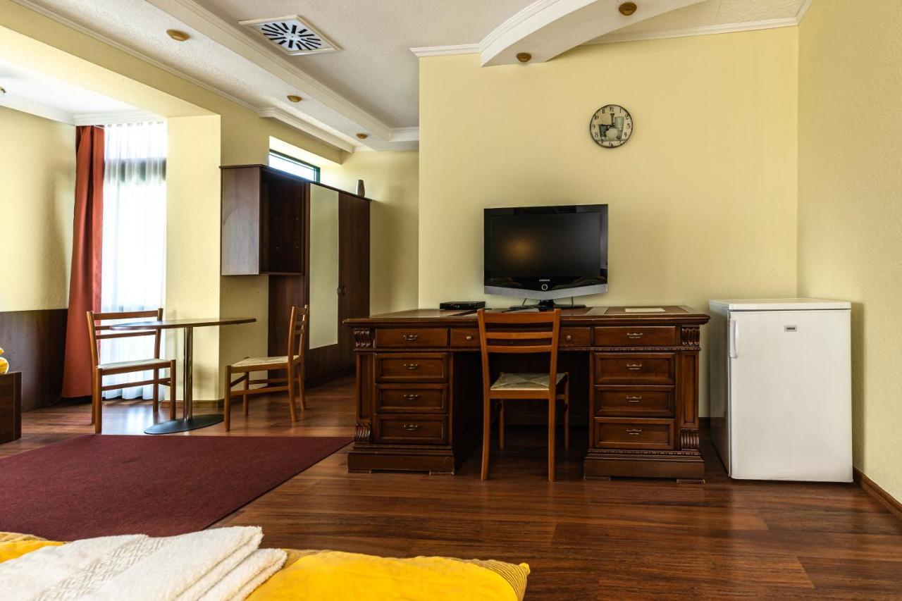 Hotel Napfeny Panzio Es Rendezvenyhaz Kecskemét Exterior foto